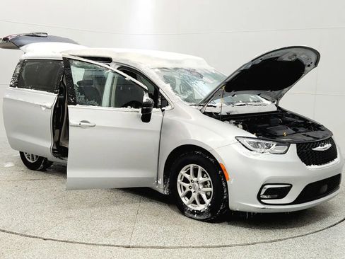 Used 2024 Chrysler Pacifica Touring-L image 9