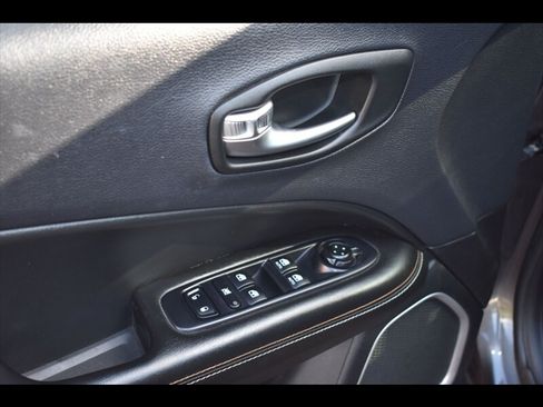 Used 2018 Jeep Compass Latitude FWD image 17