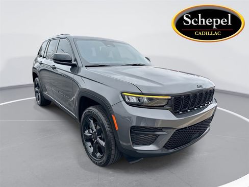 Used 2025 Jeep Grand Cherokee Altitude image 1