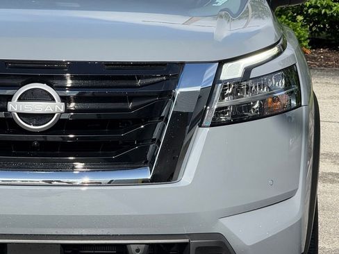 Used 2024 Nissan Pathfinder Platinum image 7
