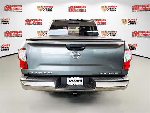 Used 2017 Nissan Titan SV image 15