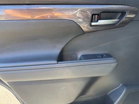 Used 2023 Toyota Highlander L image 27