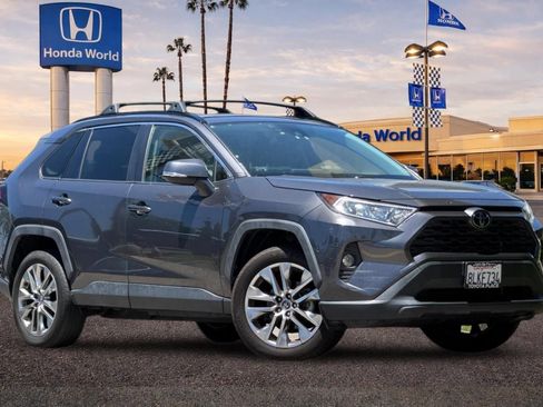 Used 2019 Toyota RAV4 XLE Premium FWD image 2