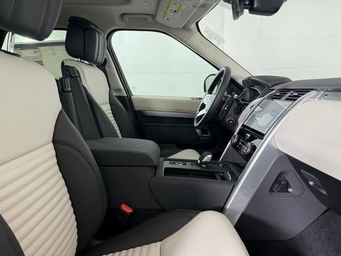 Certified 2025 Land Rover Discovery Dynamic SE AWD/4WD image 37