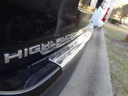 Used 2023 Toyota Highlander XLE image 16