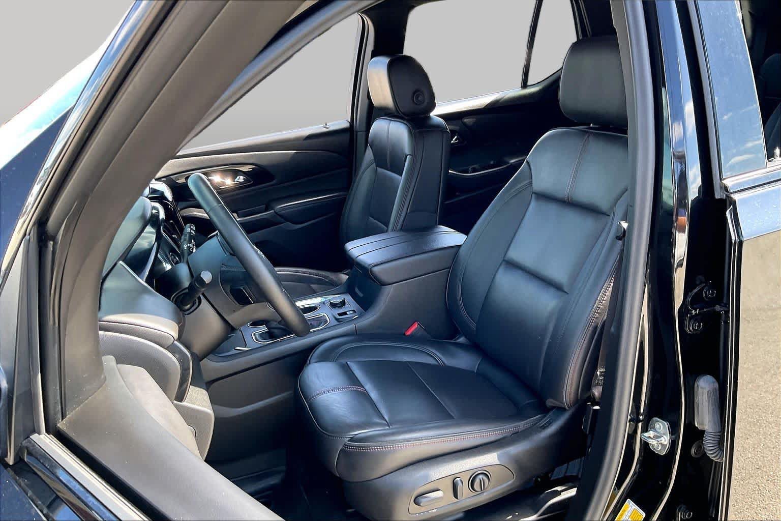 Used 2023 Chevrolet Traverse RS FWD image 8