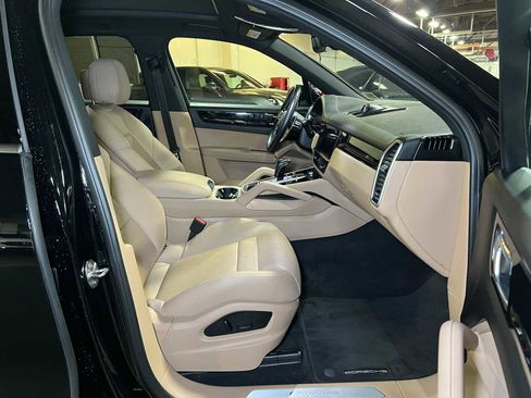 Used 2023 Porsche Cayenne image 12