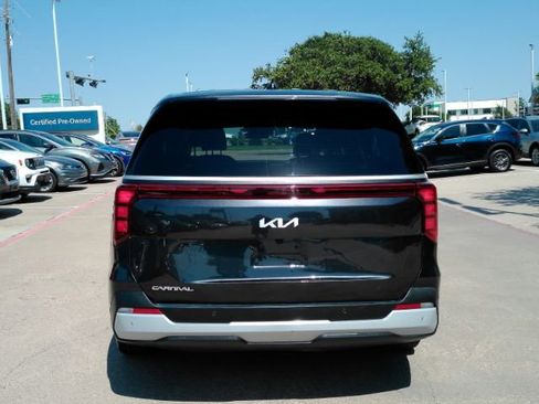 Used 2025 Kia Carnival FWD image 7