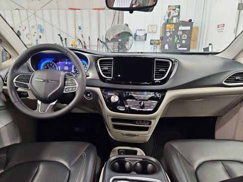 Used 2023 Chrysler Pacifica Touring-L FWD image 18