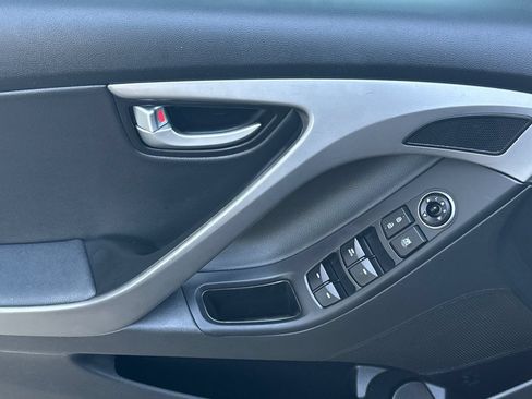 Used 2016 Hyundai Elantra Limited w/ Option Group 04 FWD image 9