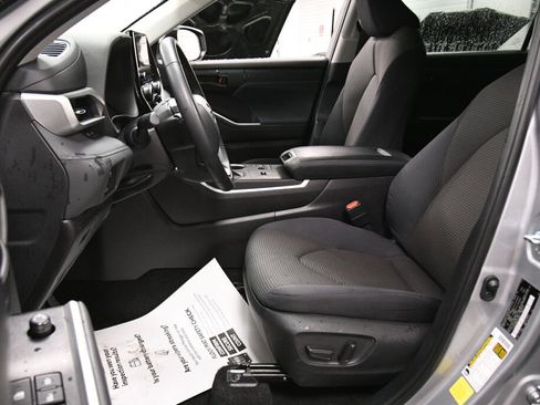 Certified 2025 Toyota Highlander LE image 9