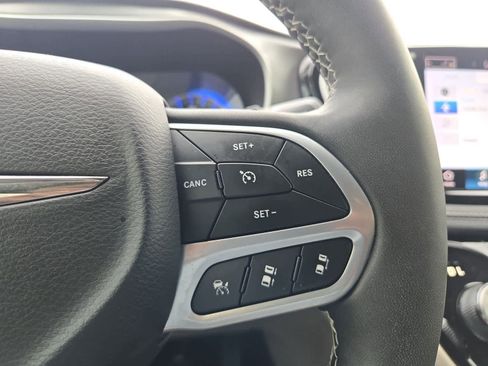 Used 2023 Chrysler Pacifica Touring-L image 24