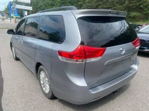 Used 2012 Toyota Sienna XLE FWD image 7