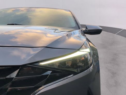 Used 2023 Hyundai Elantra Limited image 13