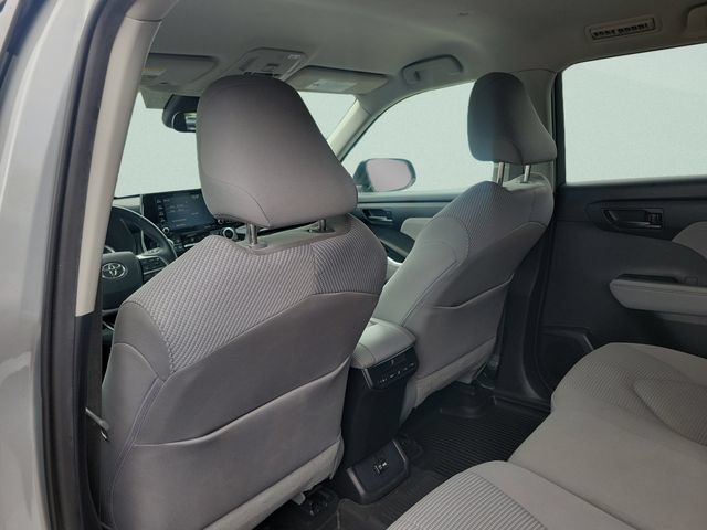 Used 2020 Toyota Highlander LE AWD/4WD image 11