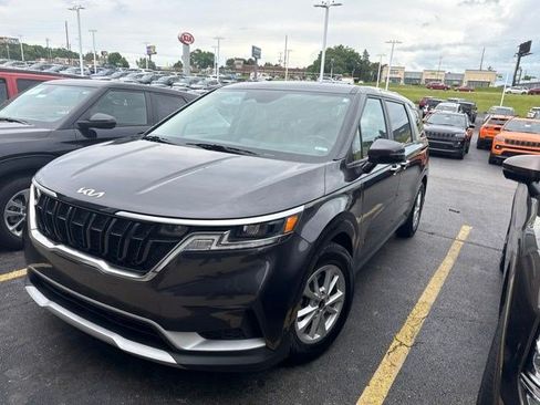 Used 2023 Kia Carnival LX FWD image 3