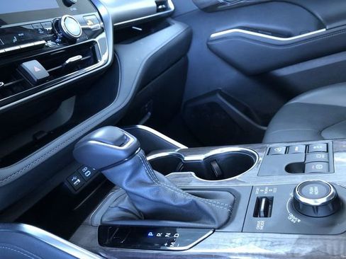 Used 2024 Toyota Highlander Limited image 33