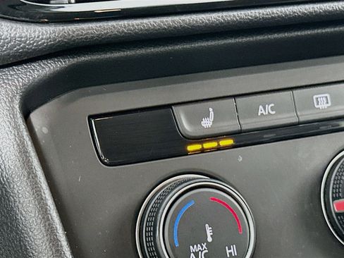 Used 2022 Volkswagen Taos SE FWD image 19