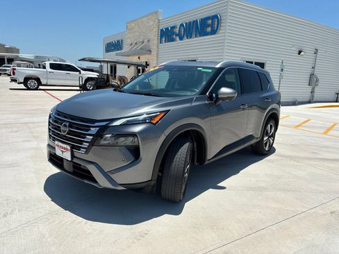 Used 2026 Nissan Rogue SL FWD image 3