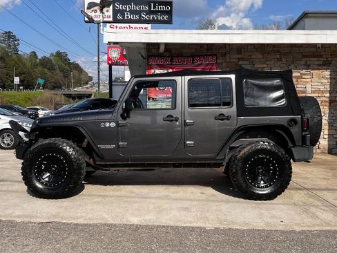 Used 2014 Jeep Wrangler Unlimited Rubicon w/ Connectivity Group image 3