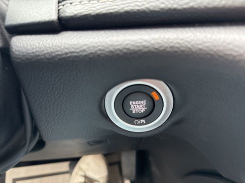 Used 2025 Chrysler Pacifica Limited image 53