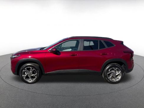 Used 2025 Chevrolet Trax LT FWD image 8