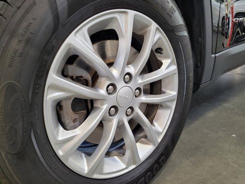 Used 2019 Jeep Cherokee Latitude w/ Popular Appearance Group image 31