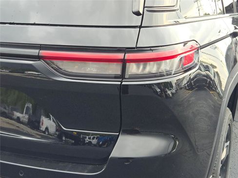 New 2025 Jeep Grand Cherokee Altitude image 13