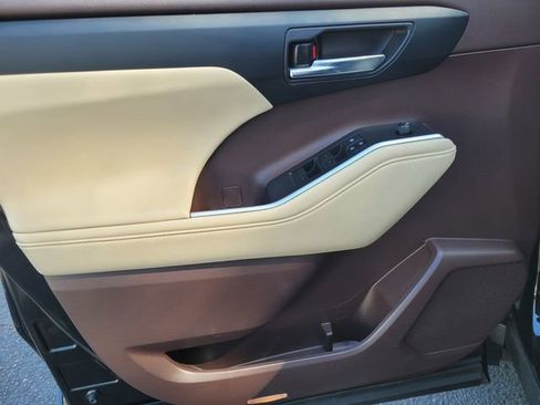 Certified 2021 Toyota Highlander XLE AWD/4WD image 19