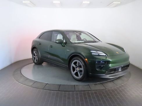 Certified 2025 Porsche Macan 4 Electric AWD/4WD image 9