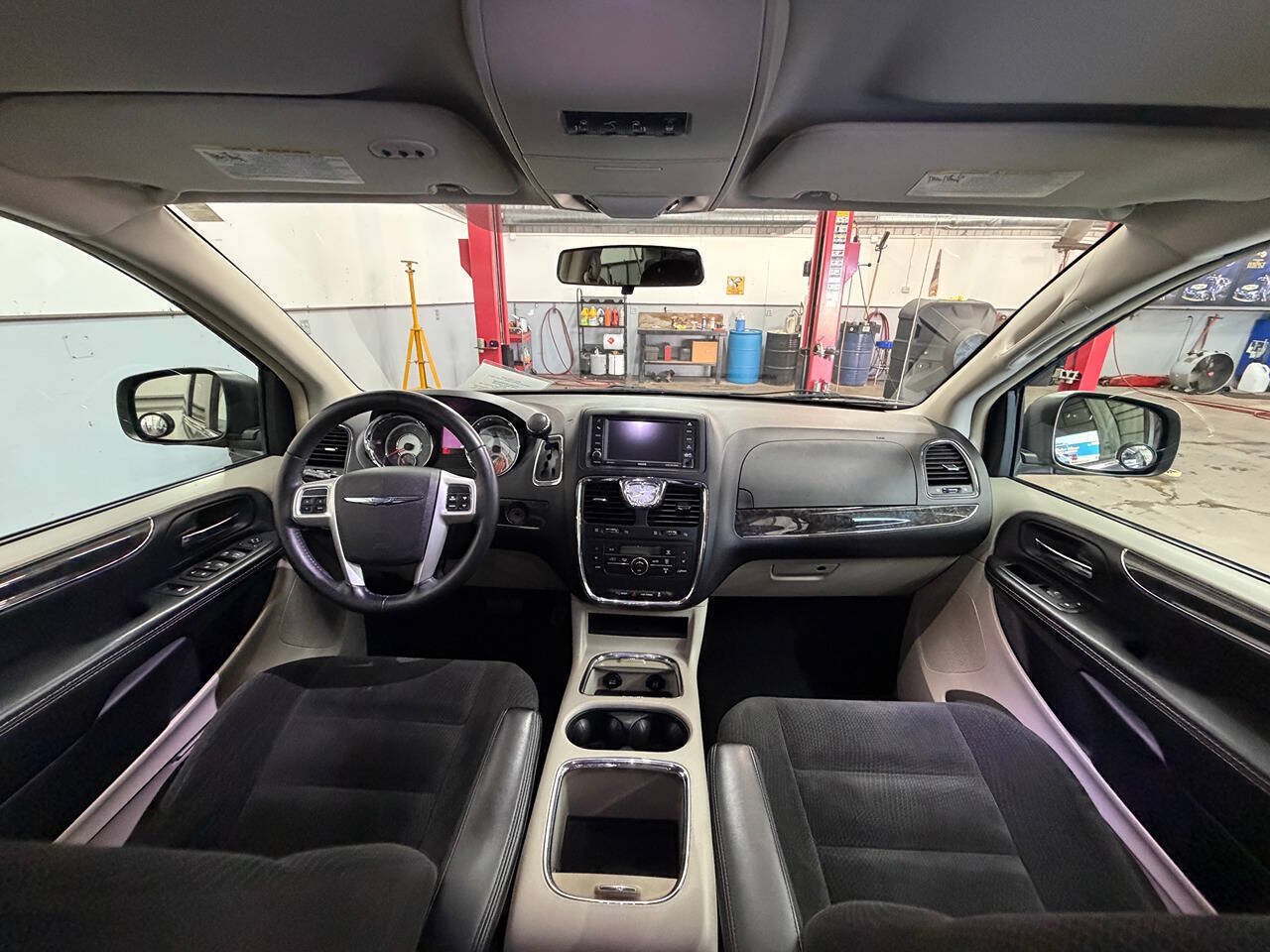 Used 2015 Chrysler Town & Country Touring FWD image 21