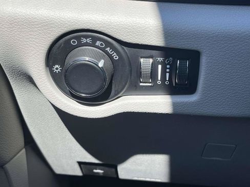 Used 2023 Chrysler Voyager LX FWD image 30