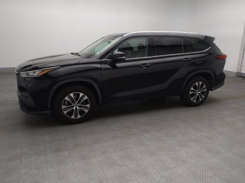 Used 2020 Toyota Highlander XLE FWD image 2