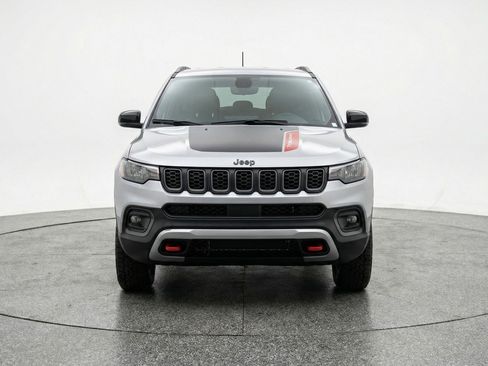 Used 2025 Jeep Compass Trailhawk image 2