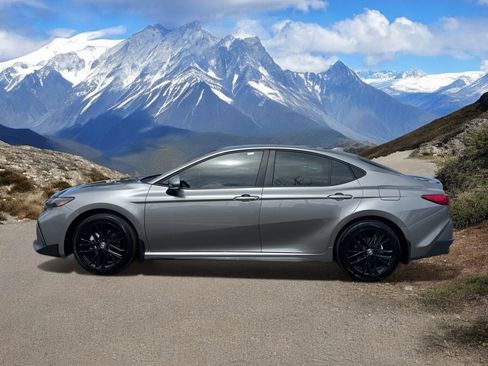 Used 2025 Toyota Camry SE w/ Convenience Package image 2