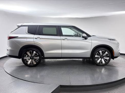 Used 2025 Mitsubishi Outlander SE AWD/4WD image 9