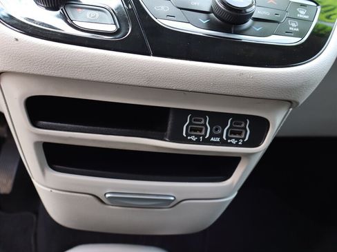 Used 2023 Chrysler Pacifica Touring-L FWD image 7