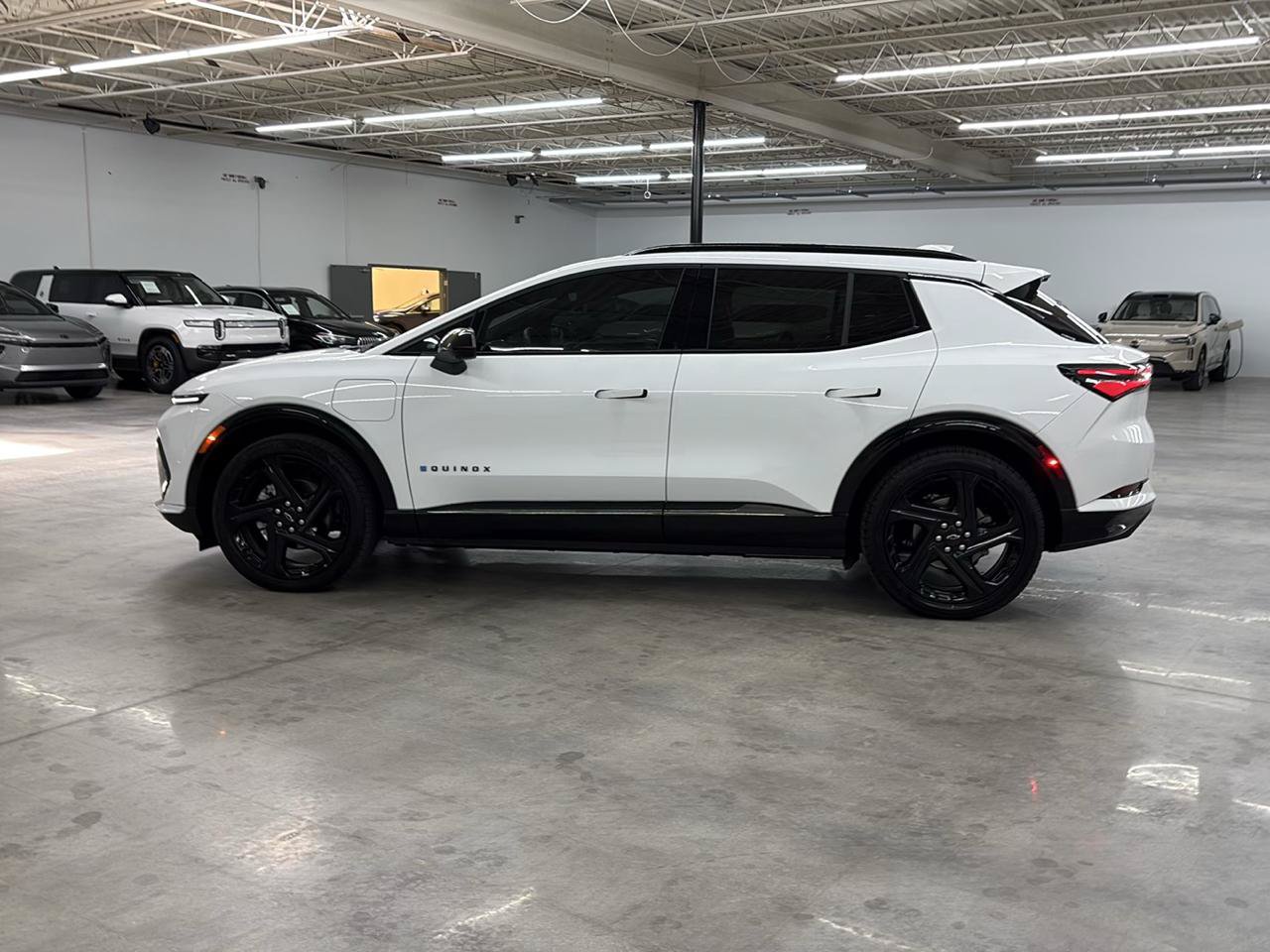 Used 2024 Chevrolet Equinox EV RS FWD image 12