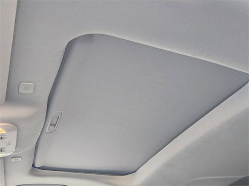 Used 2023 Toyota Highlander XLE image 18