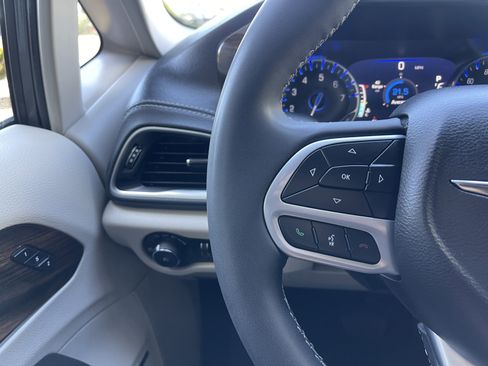 Used 2022 Chrysler Pacifica Limited FWD image 35