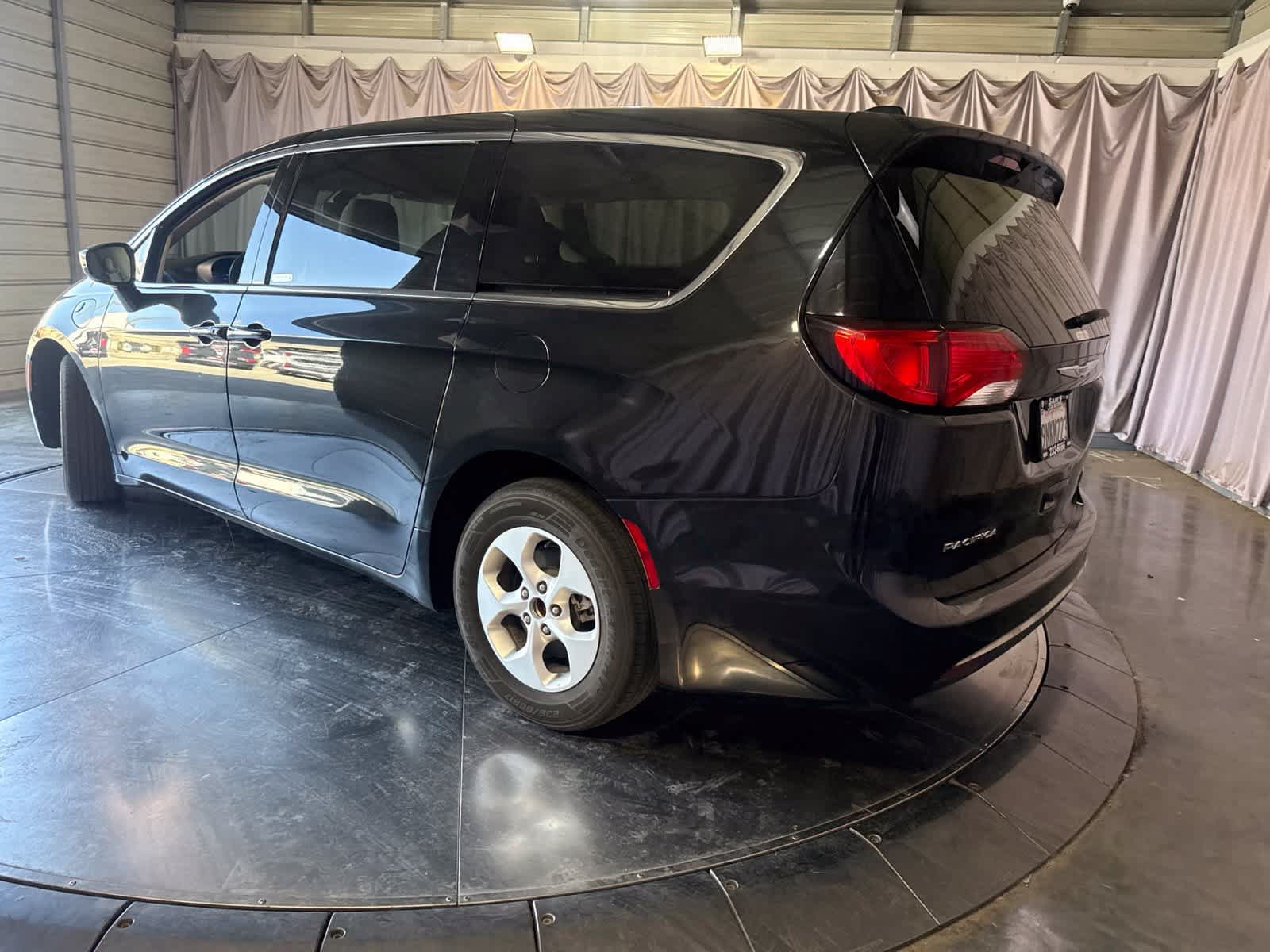 Used 2018 Chrysler Pacifica Touring Plus FWD image 5