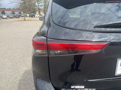 Used 2023 Toyota Highlander XLE image 10