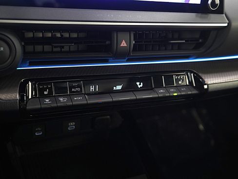 Used 2025 Toyota Prius Limited image 20