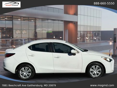 Used 2019 Toyota Yaris L image 13