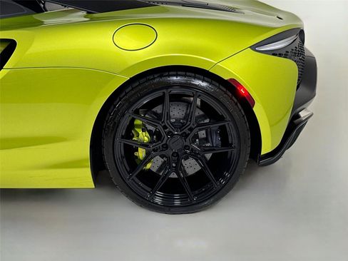 Used 2023 McLaren Artura RWD image 32