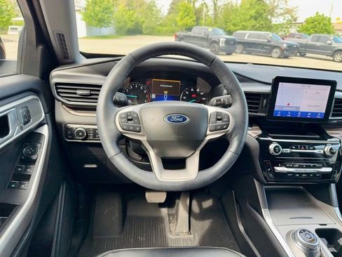 Used 2023 Ford Explorer Limited w/ Equipment Group 301A AWD/4WD image 16