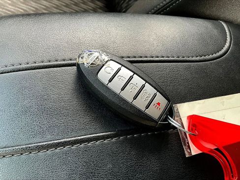 Used 2020 Nissan Rogue SV image 33