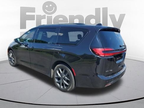 Used 2021 Chrysler Pacifica Touring-L w/ Uconnect Theater Family Group AWD/4WD image 3