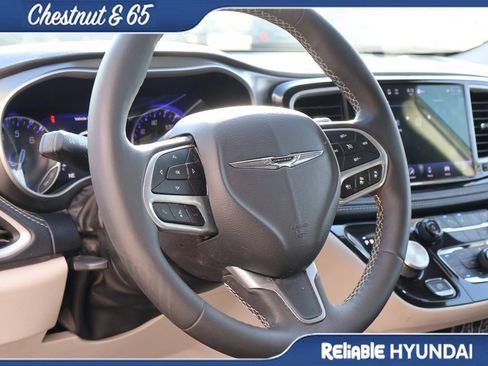 Used 2023 Chrysler Pacifica Touring-L AWD/4WD image 24