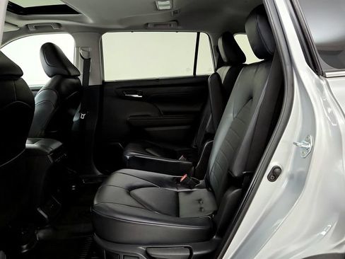 Used 2024 Toyota Highlander XLE AWD/4WD image 15